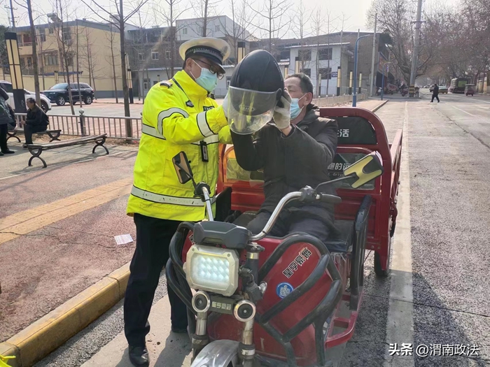 华州公安交警开展骑乘电动摩托车不佩戴头盔专项整治行动。