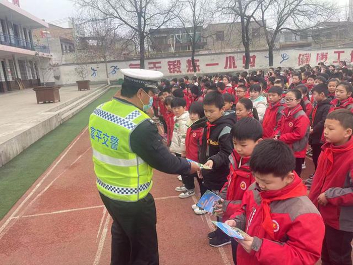 富平交警进校园宣传交通安全知识。