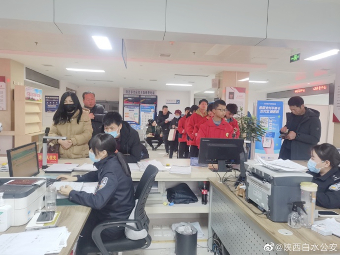 白水“警校联动”，为考生集中办理居民身份证。