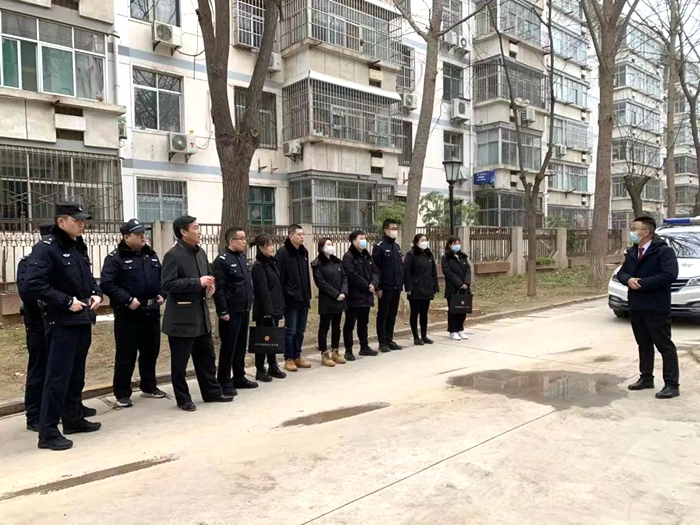 近日，临渭法院执行局依法将被执行人一套房屋强制腾空并交付申请人。