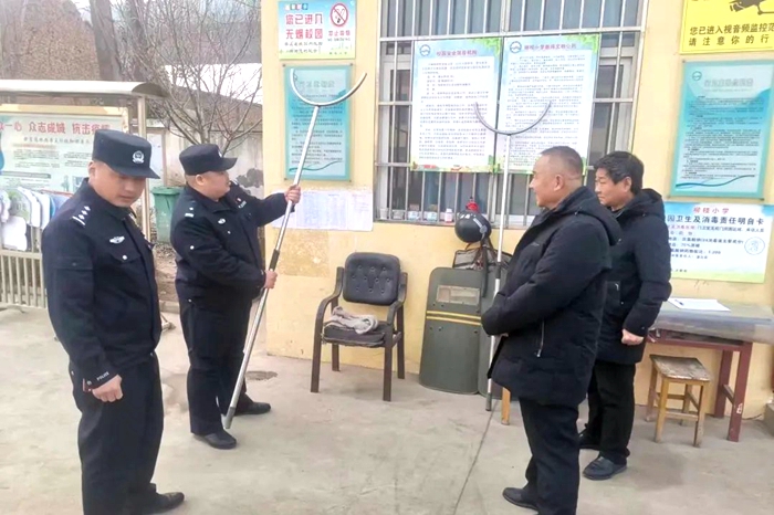 华州民警深入辖区学校开展校园安全检查。