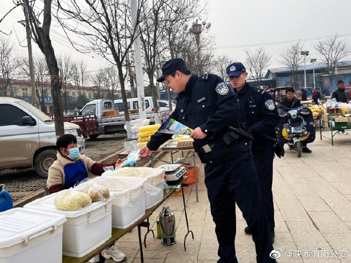 2月17日，富平公安留古派出所民警在辖区开展了防范电信网络诈骗宣传活动。