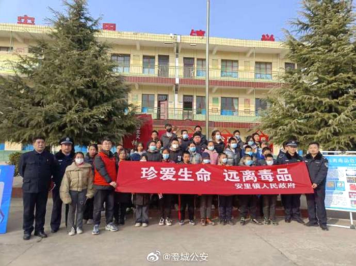 2月16日，澄城公安安里派出所联合镇政府综治办开展了法治宣传进校园活动。