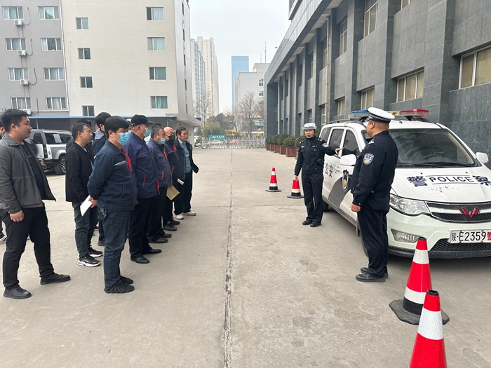 韩城公安交警进企业开展交安宣传活动。