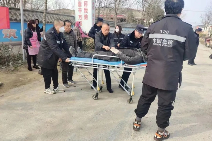 华州警医齐力，暖心救助意外摔伤老人。