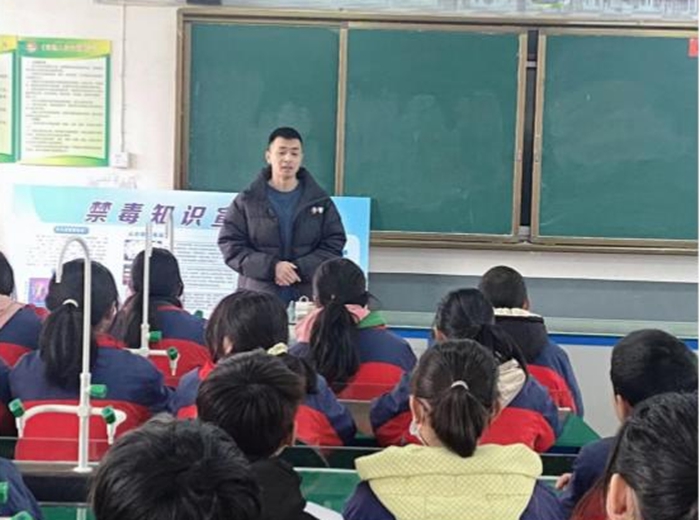 澄城县赵庄司法所开展法律进校园活动。