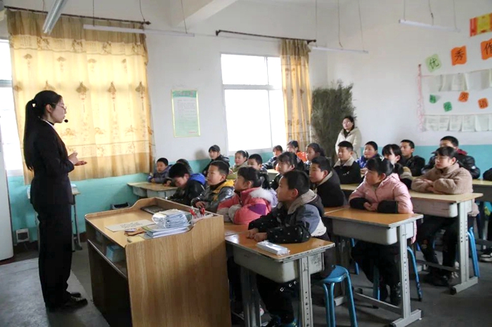 富平县人民检察院干警走进老庙镇孟家小学为28名四年级学生上法治课。