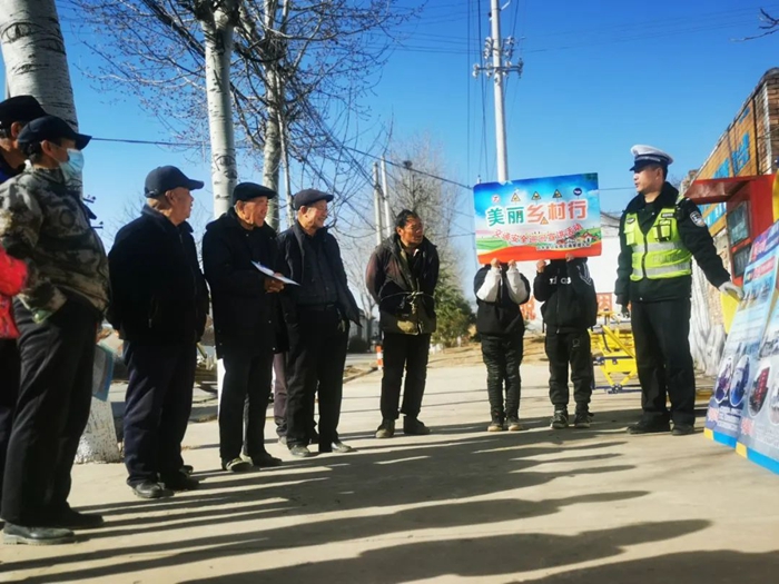 白水交警携手农村劝导员开展“一盔一带”主题宣传。