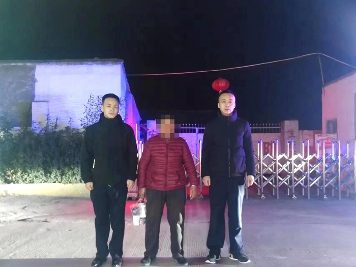老人迷路走失，蒲城民警两小时找回。