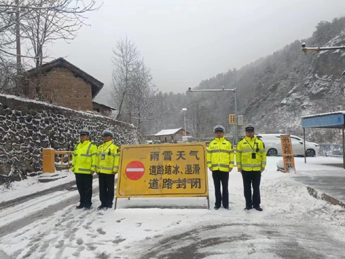华州分局交管大队金堆中队以雪为令，全员上岗保畅通。