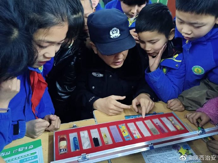 2月21日，渭南富平到贤所在辖区到贤中心小学开展了禁毒宣传活动。