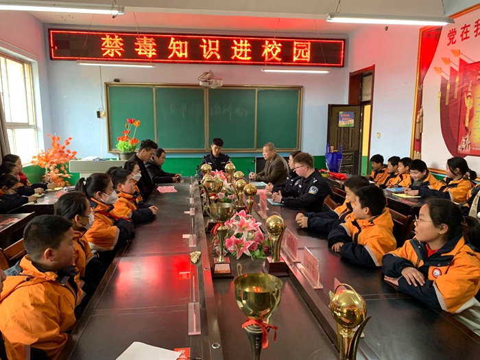 澄城公安韦庄派出所开展“开学第一课” 禁毒知识进校园宣传活动。