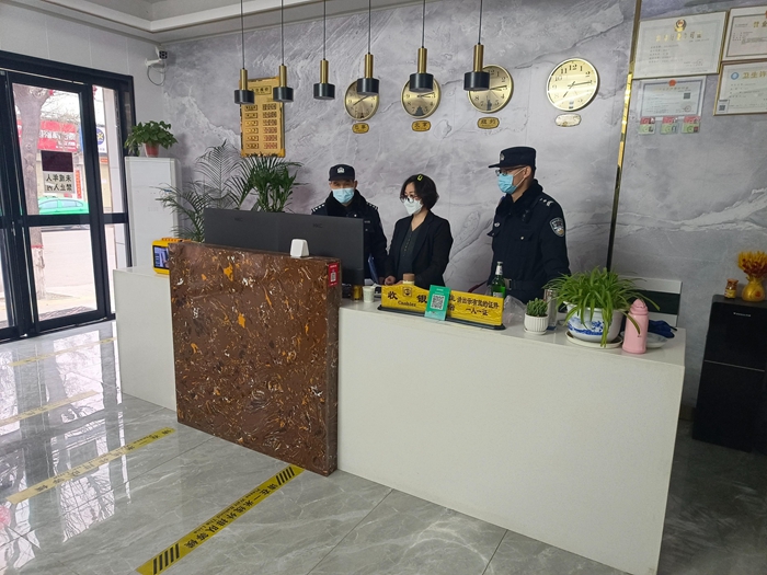 2月21日，澄城公安长宁派出所深入辖区九小场所开展安全检查。