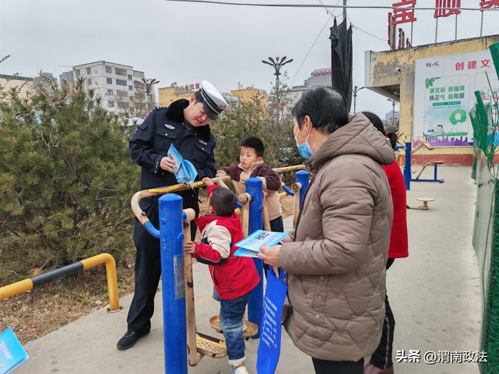 韩城公安交警利用农村“大喇叭”开展交通安全宣传。