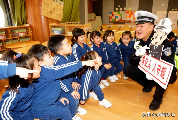 临渭交警走进幼儿园开展交通安全启蒙教育。
