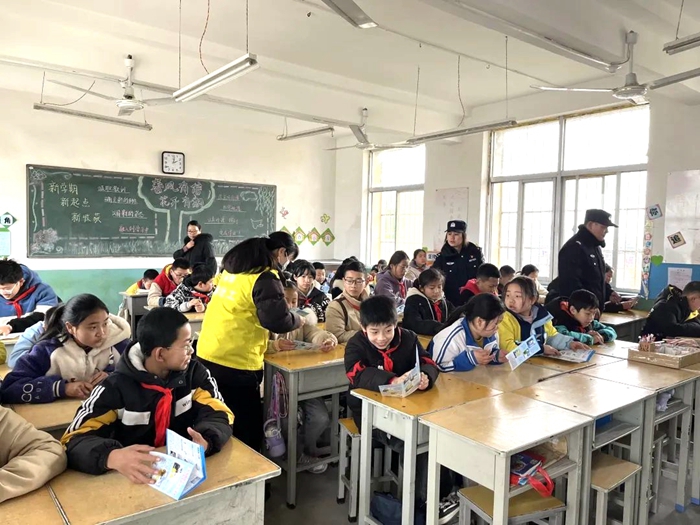 华州公安下庙派出所联合镇政府开展禁毒知识进校园活动。