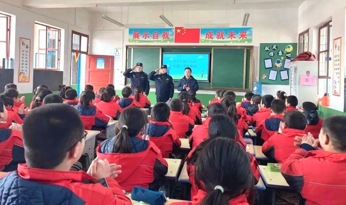 合阳县公安局新池派出所前往新池镇中心小学开展法治教育活动。