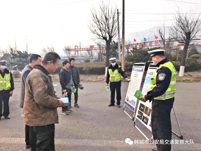 韩城市公安局交警大队宣传民警深入辖区农村开展春季交通安全主题宣传活动。