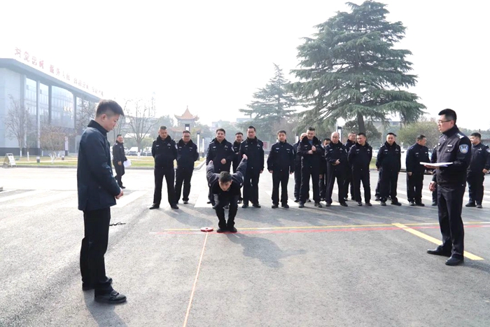 华州公安开展2023年民警体能达标测试。
