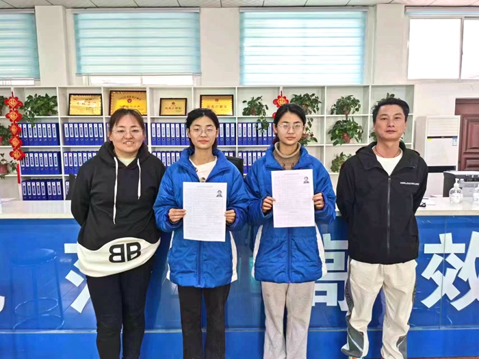 蒲城县公安局迎宾路派出所户籍室成功完成首次申领身份证“跨省通办”业务。