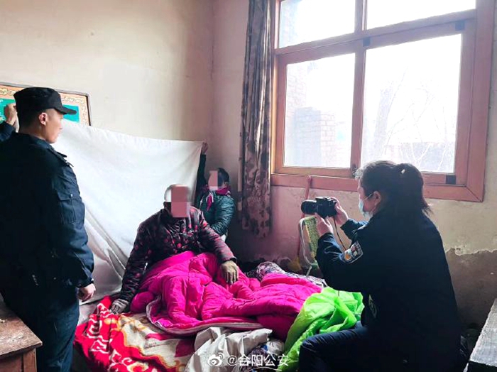 合阳民警上门为群众补办身份证。