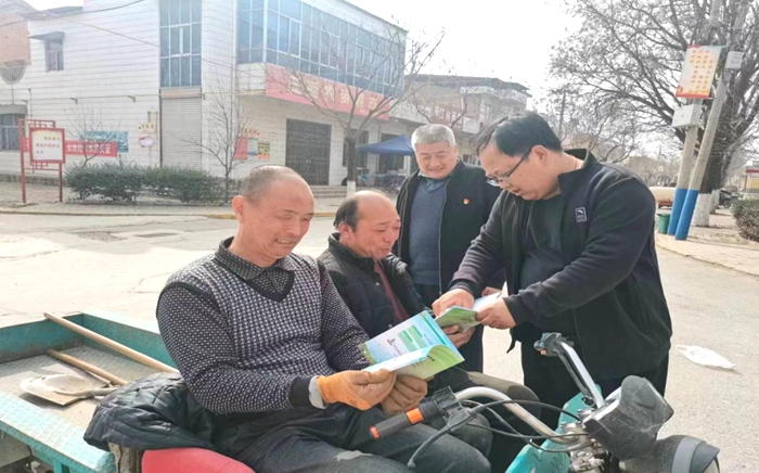 3月1日，大荔县范家司法所利用中午农闲时间到雷北村开展“法律进乡村”宣传活动。