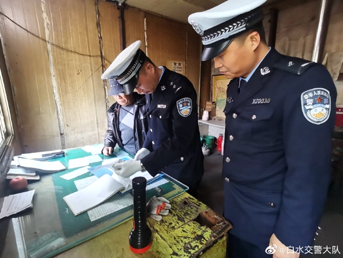 白水公安交警深入辖区客运企业开展隐患排查筑牢客运安全。