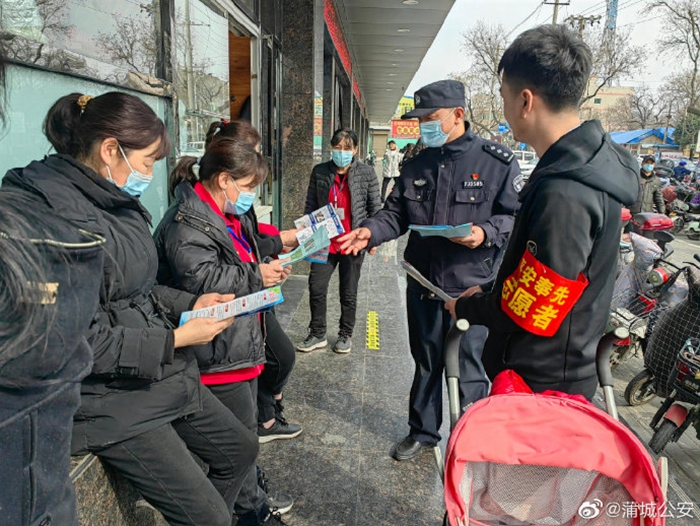 3月2日，蒲城公安重泉路派出组织民警联合社区禁毒、司法等部门工作人员开展电信诈骗、禁毒、消防再动员活动。