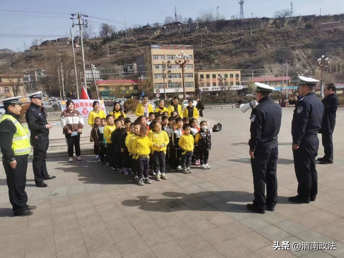 3月3日上午，韩城市公安局交警大队桑树坪中队组织宣传民警来到朝阳社区为社区群众上了一堂生动的交通安全课。