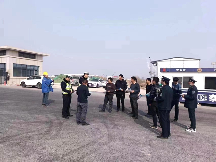 蒲城交警走进辖区孙镇国维淀粉有限公司开展“一盔一带”主题交通安全宣传活动。