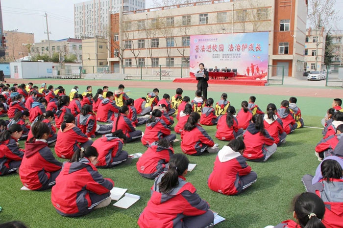 蒲城法院走进蒲城县初级实验中学为学生上法治宣讲课。