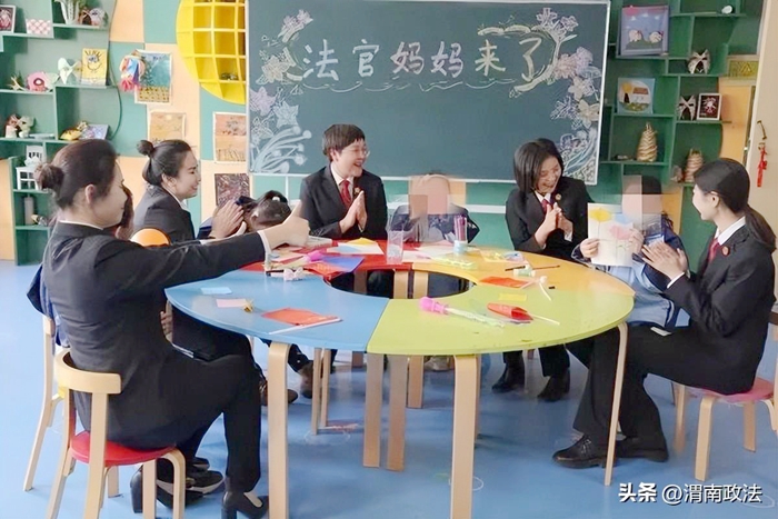 渭南中院女法官干警走进渭南特殊教育学校开展别样“三八”节活动.