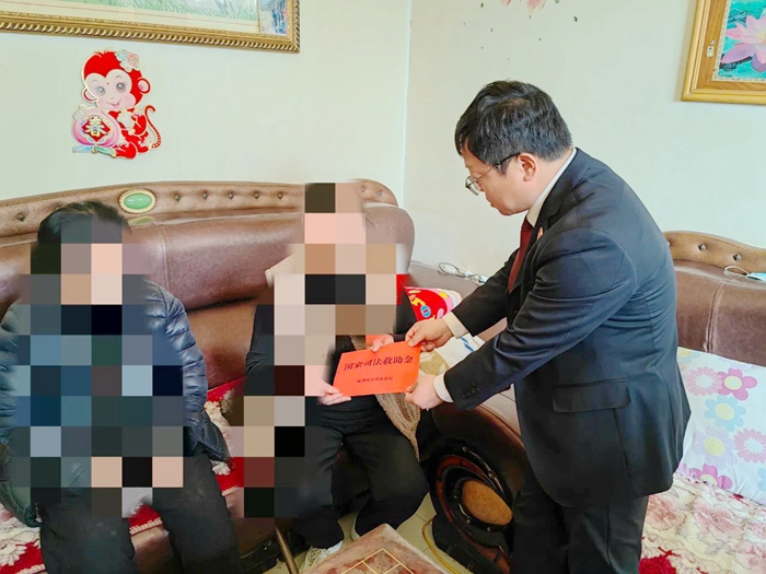 3月3日，临渭区人民检察院来到刑事案件被害人李某某的家中，为李某某家人发放国家司法救助金.
