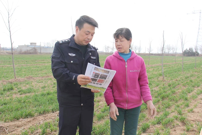 富平县公安局流曲派出所组织警力力量深入到各村社区开展禁种铲毒宣传工作。
