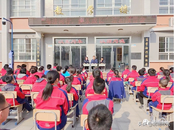 韩城市司法局板桥司法所组织开展“法治进校园”教育报告会.