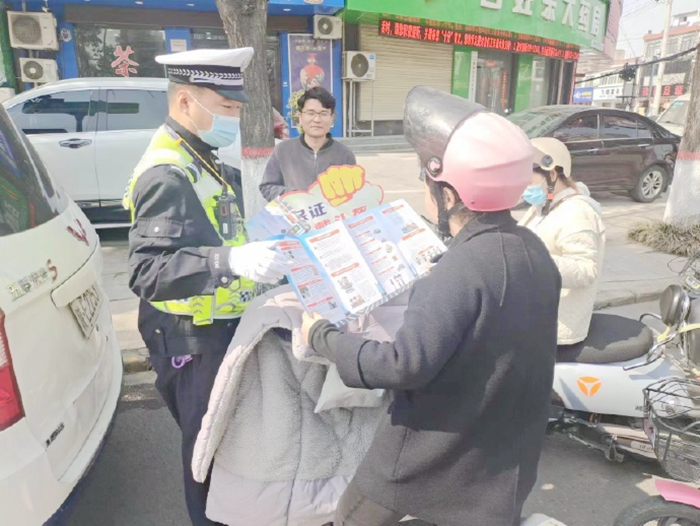 华州公安交警城区中队深入开展一盔一带宣传整治劝导行动.