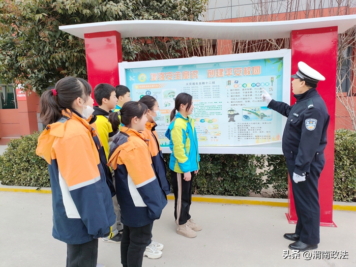 大荔公安交警走进辖区各中小学校开展交通安全进校园宣传活动.