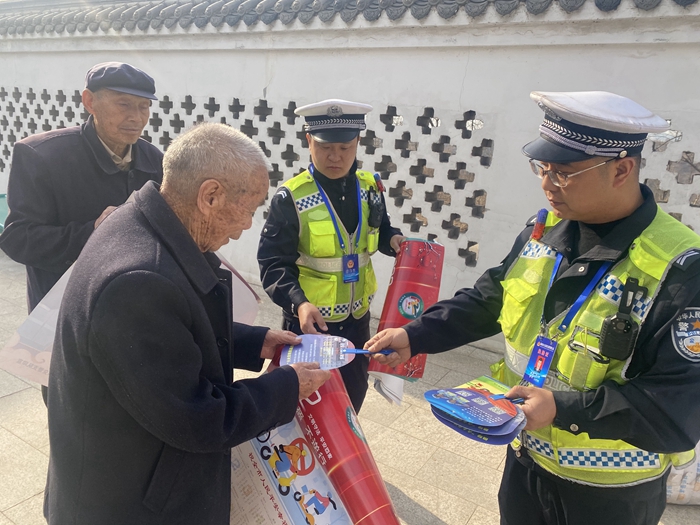 3月13日，韓城公安交警走進黨家村幸福院為老人送去交通安全大禮包。