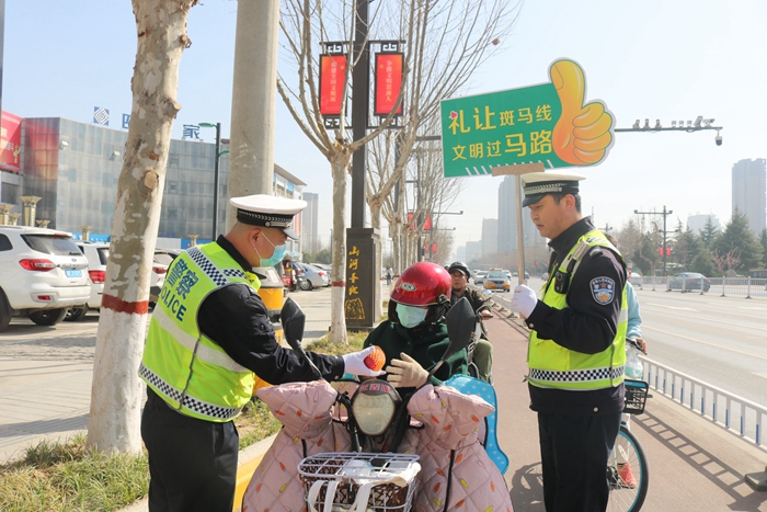 高新交警大隊開展“文明斑馬線 我們在行動”宣傳勸導活動。