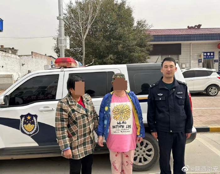 富平公安暖心救助走失群眾。