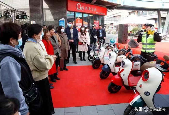 3月15日，陜西省渭南市公安局交警支隊臨渭大隊民警在電動車惠民購車會現場進行號牌辦理業務宣傳。