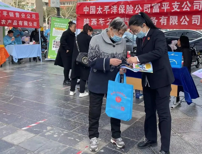 富平县人民检察院开展“3•15”国际消费者权益日宣传活动。