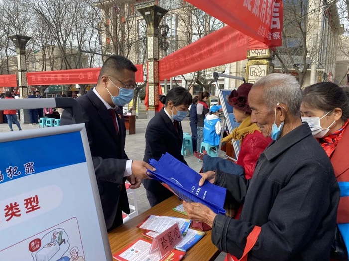 3月15日，合阳县人民检察院联合县市场监督管理局开展主题为“检察护航民生，提振消费信心”的宣传活动。