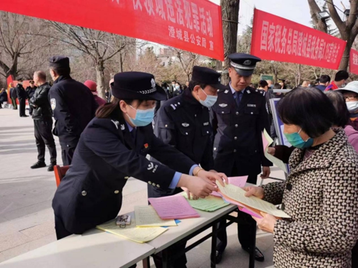 澄城公安環食藥偵大隊開展“3·15”國際消費者權益日紀念宣傳活動。