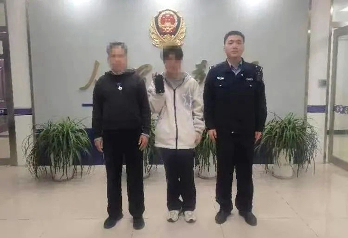 合陽公安九龍派出所民警幫群眾找回手機。