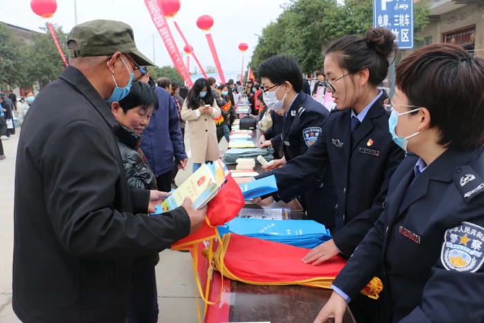 渭南市、大荔縣兩級司法局組織普法宣傳志愿服務隊深入韋林鎮開展送法下鄉活動。