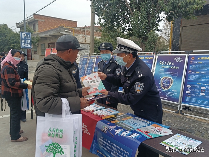 大荔公安交警借力“三下鄉”活動開展交通安全宣傳。