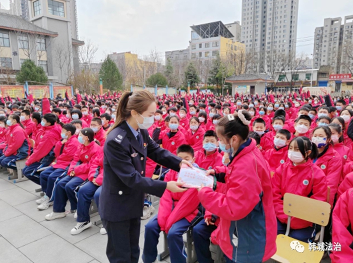 韩城市司法局新城司法所开展法治宣传进校园活动.