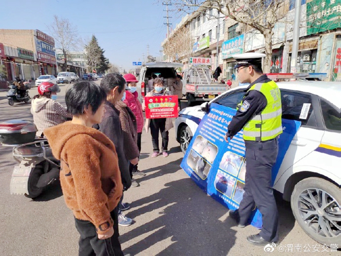 白水公安交警利用农村集会开展交通安全宣传.