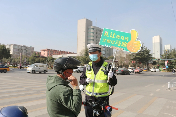 高新交警大队开展“文明斑马线 我们在行动”宣传劝导活动。